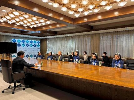 チアリーディングチーム「パワフルキッズ」のみなさんが表敬訪問している様子