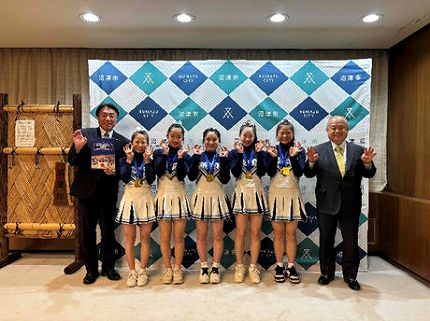 チアリーディングチーム「パワフルキッズ」のみなさんと市長の記念撮影の様子