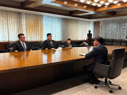 三島相撲クラブのみなさんが表敬訪問している様子