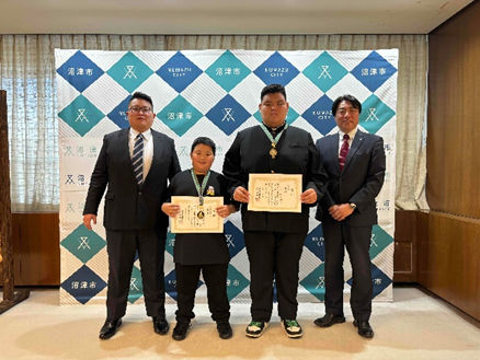 三島相撲クラブのみなさんと市長の記念撮影の様子