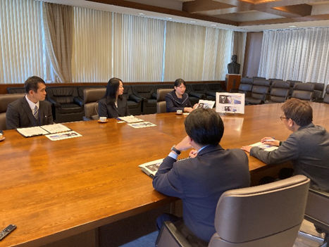 植松心音浬さんが表敬訪問している様子