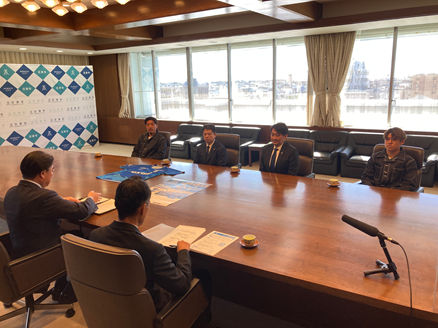 アスルクラロ沼津のみなさんが表敬訪問している様子