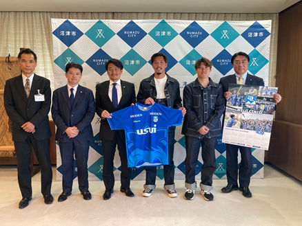 アスルクラロ沼津のみなさんと市長の記念撮影の様子