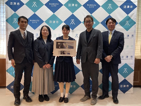 植松心音浬さんと市長の記念撮影の様子