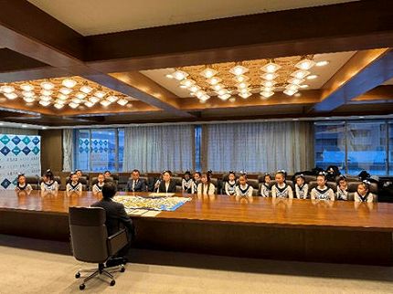 アスルクラロ沼津チアリーディングのみなさんが表敬訪問している様子