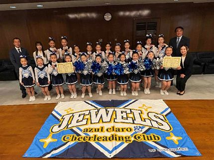 アスルクラロ沼津チアリーディングのみなさんと市長の記念撮影の様子