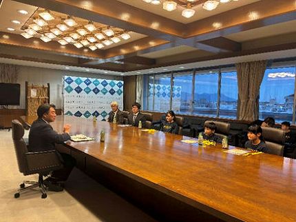 沼津レスリングクラブのみなさんが表敬訪問している様子