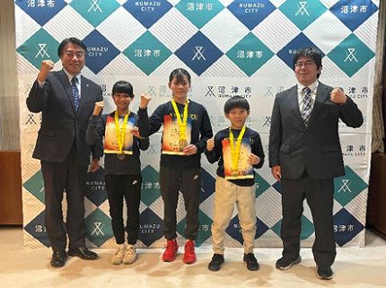 沼津レスリングクラブのみなさんと市長の記念撮影の様子