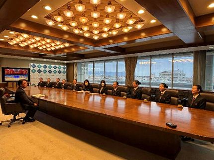 桐陽高等学校チアリーダー部のみなさんが表敬訪問している様子