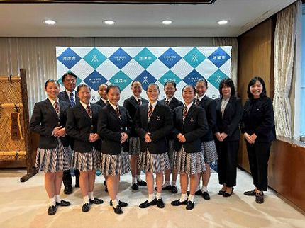 桐陽高等学校チアリーダー部のみなさんと市長の記念撮影の様子