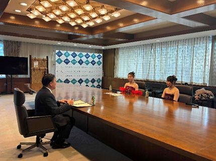 ダンスチーム金翰AUREN（オーレン）のみなさんが表敬訪問している様子