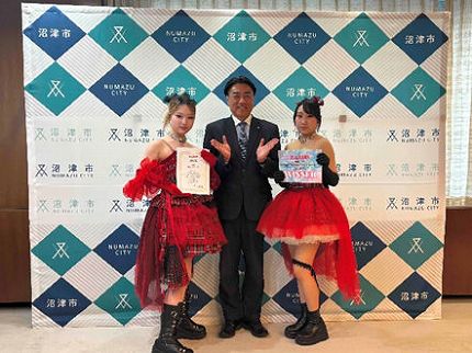 ダンスチーム金翰AUREN（オーレン）のみなさんと市長の記念撮影の様子