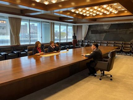 瀬川瑞枝・瀬川直莉選手が表敬訪問している様子