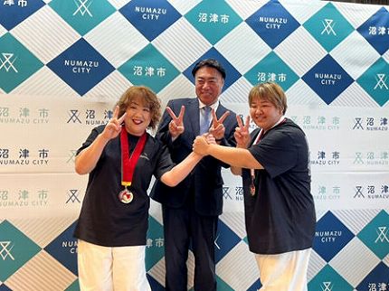 瀬川瑞枝・瀬川直莉選手と市長の記念撮影の様子