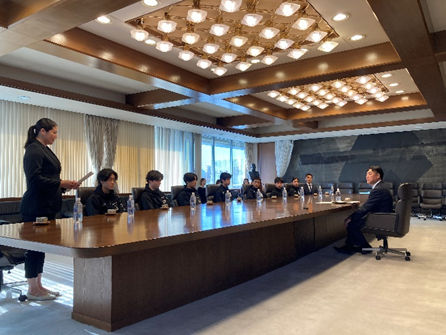 Proud NUMAZU Fencersのみなさんが表敬訪問している様子