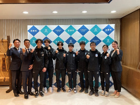 Proud NUMAZU Fencersのみなさんと市長の記念撮影の様子
