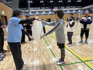 ファミリーバドミントン大会表彰式の様子