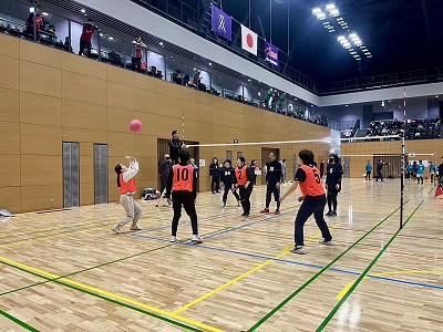 ぬまづソフトバレーボール大会でトスをあげようとする選手
