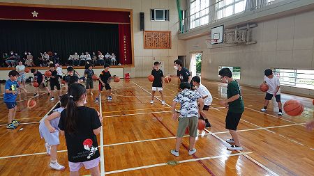 ベルテックス静岡の選手と子供たちの練習風景
