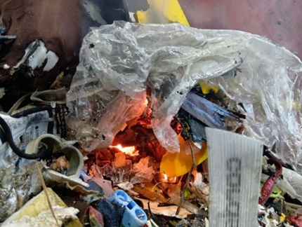 ごみから発火している様子