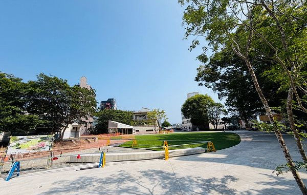 園路、人工芝広場