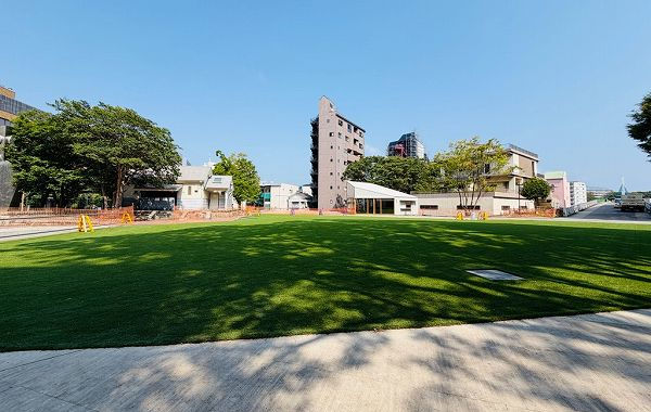 園路、人工芝広場