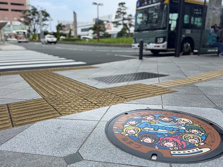沼津駅前の『ラブライブ！サンシャイン!!』デザインのマンホール