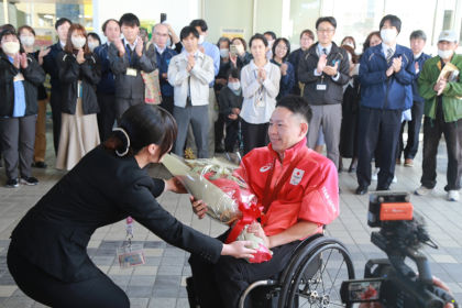 花束を受け取る若山英史選手