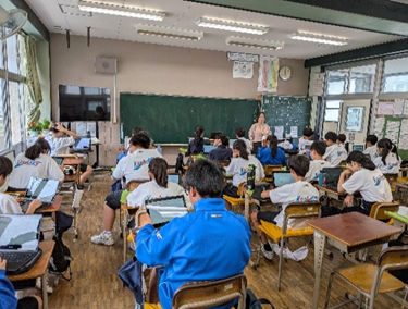 個人ワークで振り返りシートにまとめている様子
