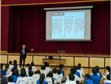 講演を生徒たち