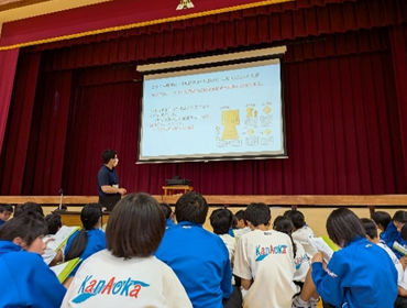 文化財センター学芸員が解説している様子