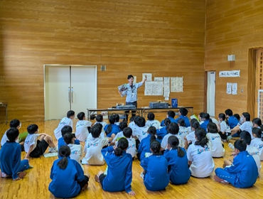 文化財センター学芸員の解説を聞く生徒たち