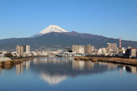 港大橋と富士山