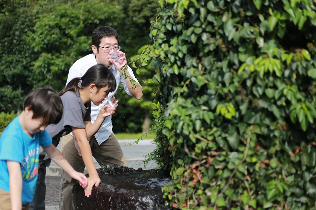 沼津の水を飲んでいる親子の写真