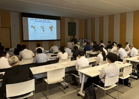 令和7年度第3回特別交流会の説明を聞く参加者の様子
