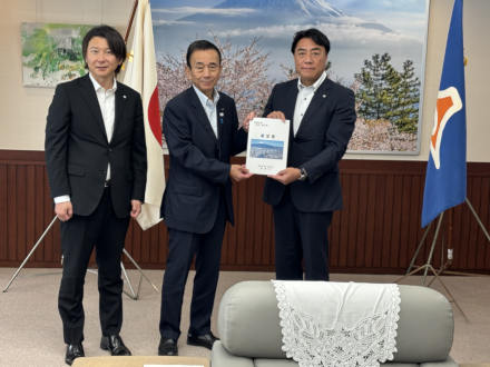 県知事に要望書を手渡す市長
