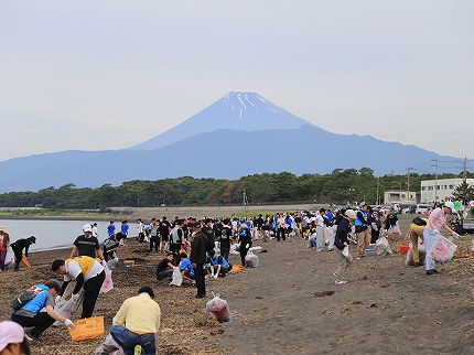 志下海岸清掃の様子