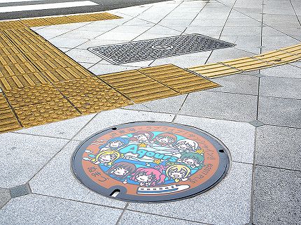 沼津駅前に設置された「ラブライブ！サンシャイン‼︎」JR東海コラボのマンホール