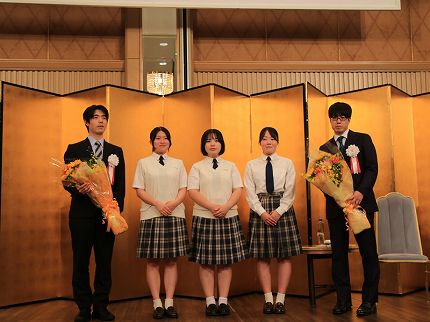 市内高校生が両棋士へ花束を贈呈する様子