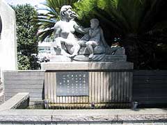 沼津駅南口のロータリーにある母子像