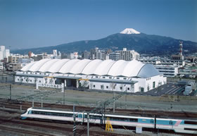 沼津駅北側に建ち、柱のない空間を確保した多目的展示イベント施設の「キラメッセぬまづ」。