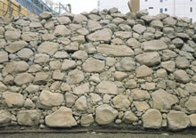 積み上げられた石の写真