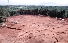 上から見た八兵衛洞遺跡集落跡。茶色い土の上に円形の遺跡跡があります。