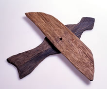 別々に作られた胴体と羽を重ねて鳥の形となっている木製品