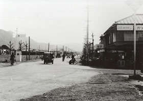 昭和30年ごろの八間道路の写真。詳細は以下