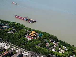 長江と連なり、その大量の水の受け皿となっているため、季節ごとにその大きさが変わる洞庭湖。東北岸には岳陽楼が建つ。