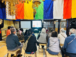 大泉寺で説明を受けている参加者のみなさん