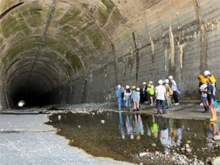 第1回ぬまづの宝100選巡りバスツアー　狩野川放水路トンネル内見学の様子