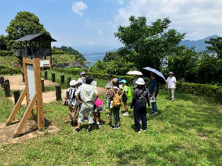 第1回ぬまづの宝100選巡りバスツアー　長浜城見学の様子