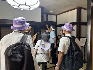 松城家住宅内観を見学する参加者のみなさn